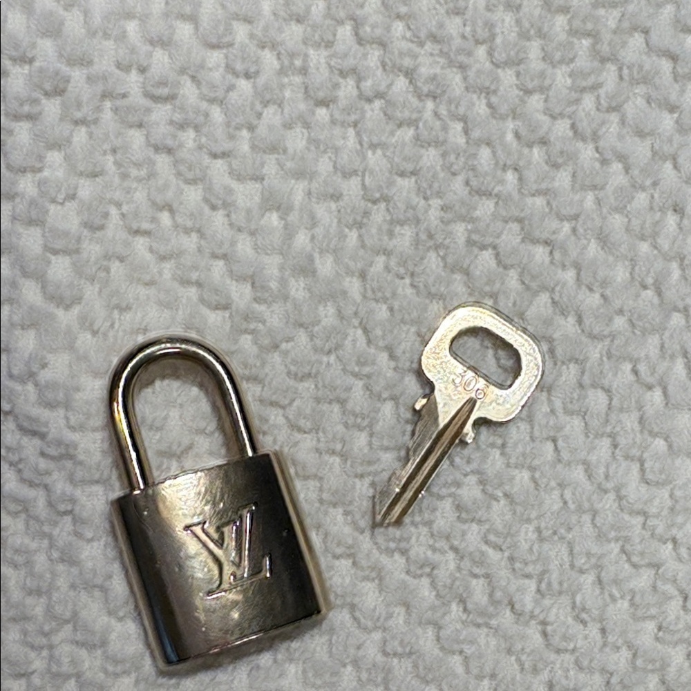 Louis Vuitton Metallic Key Holder number 306 - Picture 4 of 4
